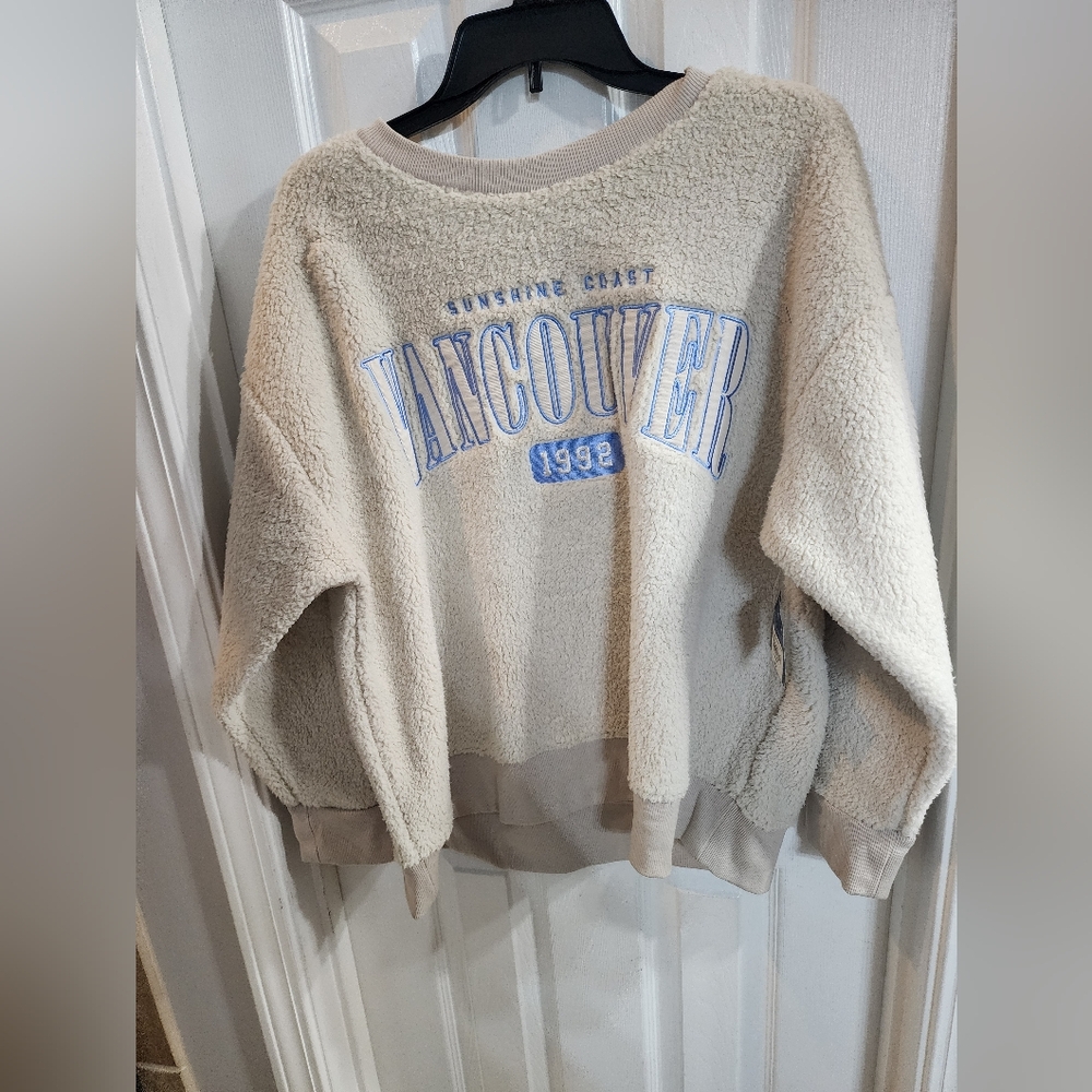 Arizona Jean Company Cream and Blue Crew Neck Sweater